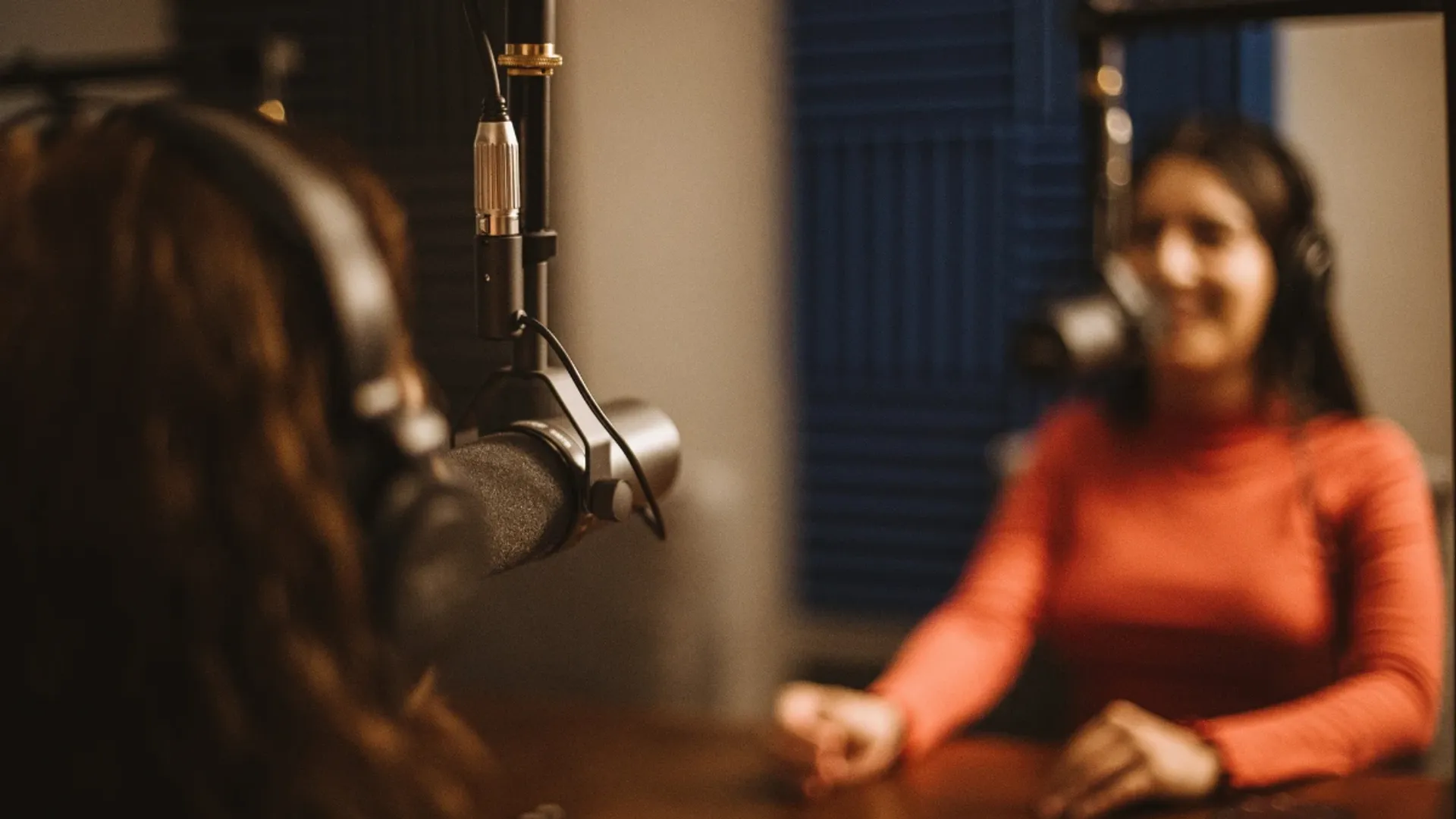 Servicio de producción de podcast de audio profesional en Guadalajara - Grabación con micrófonos Shure SM7B, edición avanzada y distribución en Spotify, Apple Podcasts