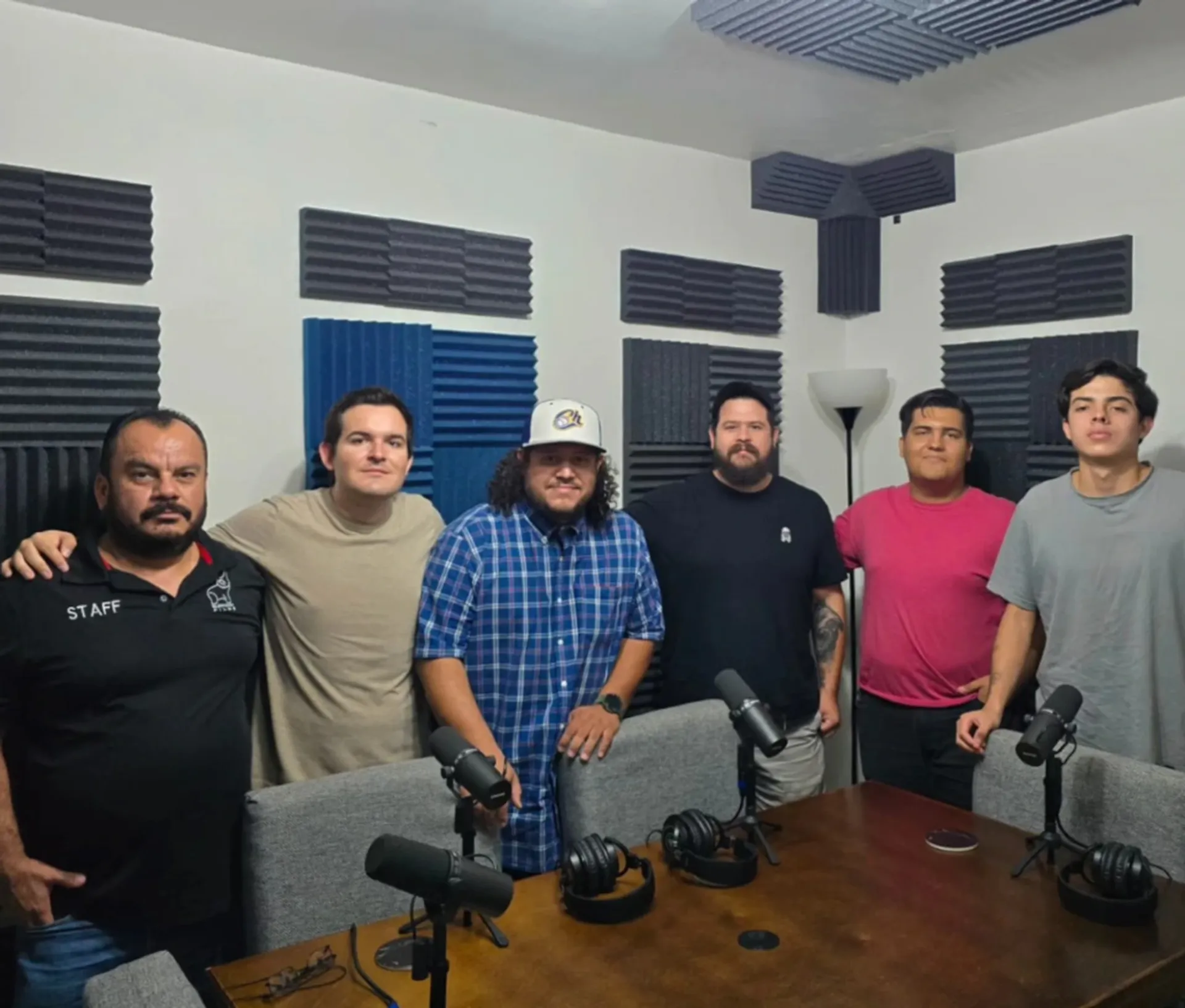 Capacitación profesional de podcast en Soonus Guadalajara - Curso abierto al público con estudiantes aprendiendo grabación, edición y producción de audio en estudio certificado SEP CONOCER