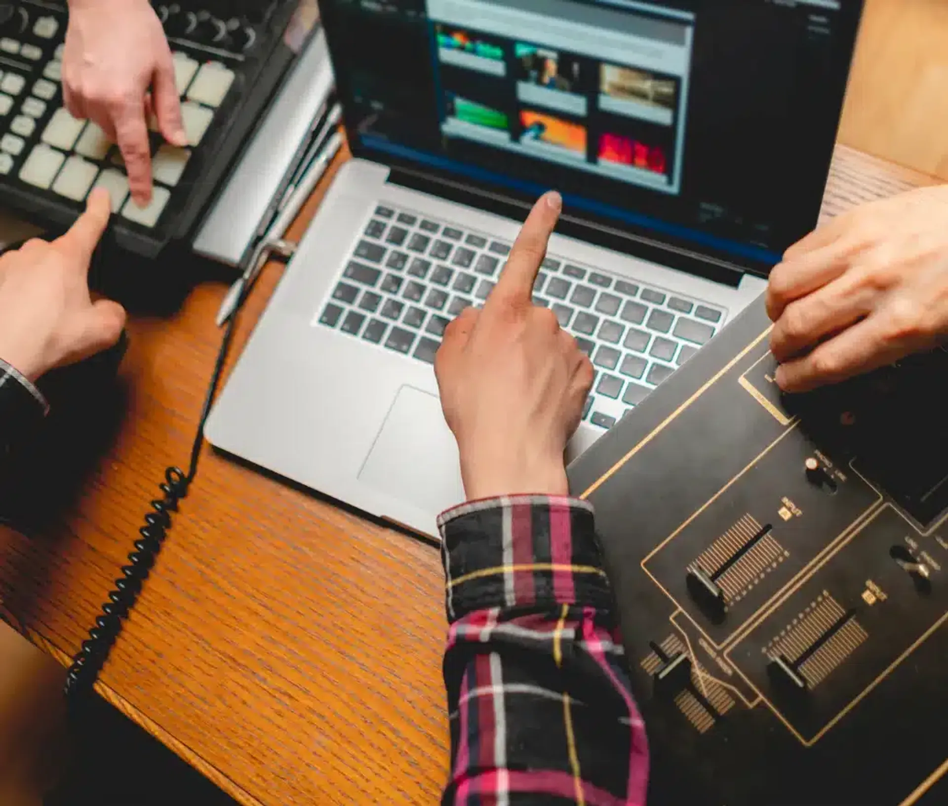 Curso certificado de edición y postproducción de podcast - Capacitación SEP CONOCER en software profesional, edición multipista de audio y video, sincronización y efectos en Guadalajara