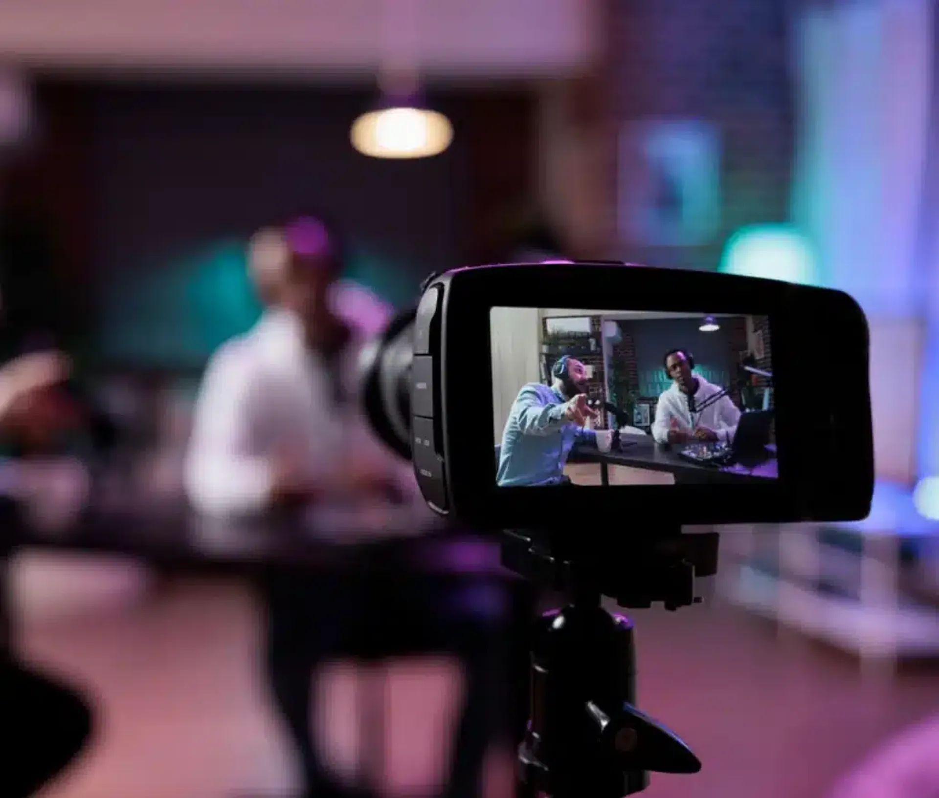 Curso certificado de grabación de podcast profesional en Guadalajara - Capacitación práctica SEP CONOCER en manejo de micrófonos Shure SM7B, cámaras multicámara e iluminación LED para empresas