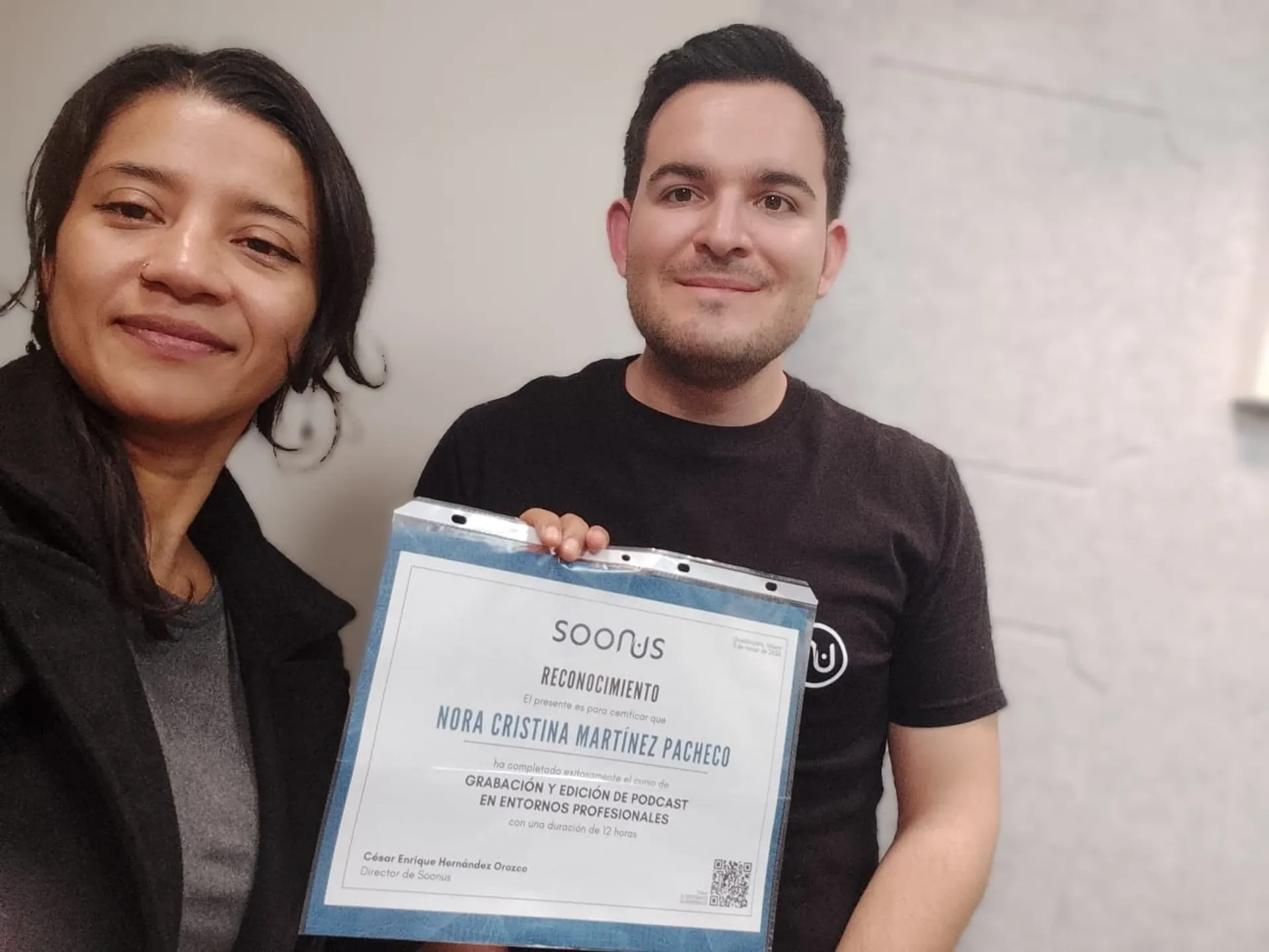 Diploma oficial SEP CONOCER entregado a alumna del curso de podcast Soonus