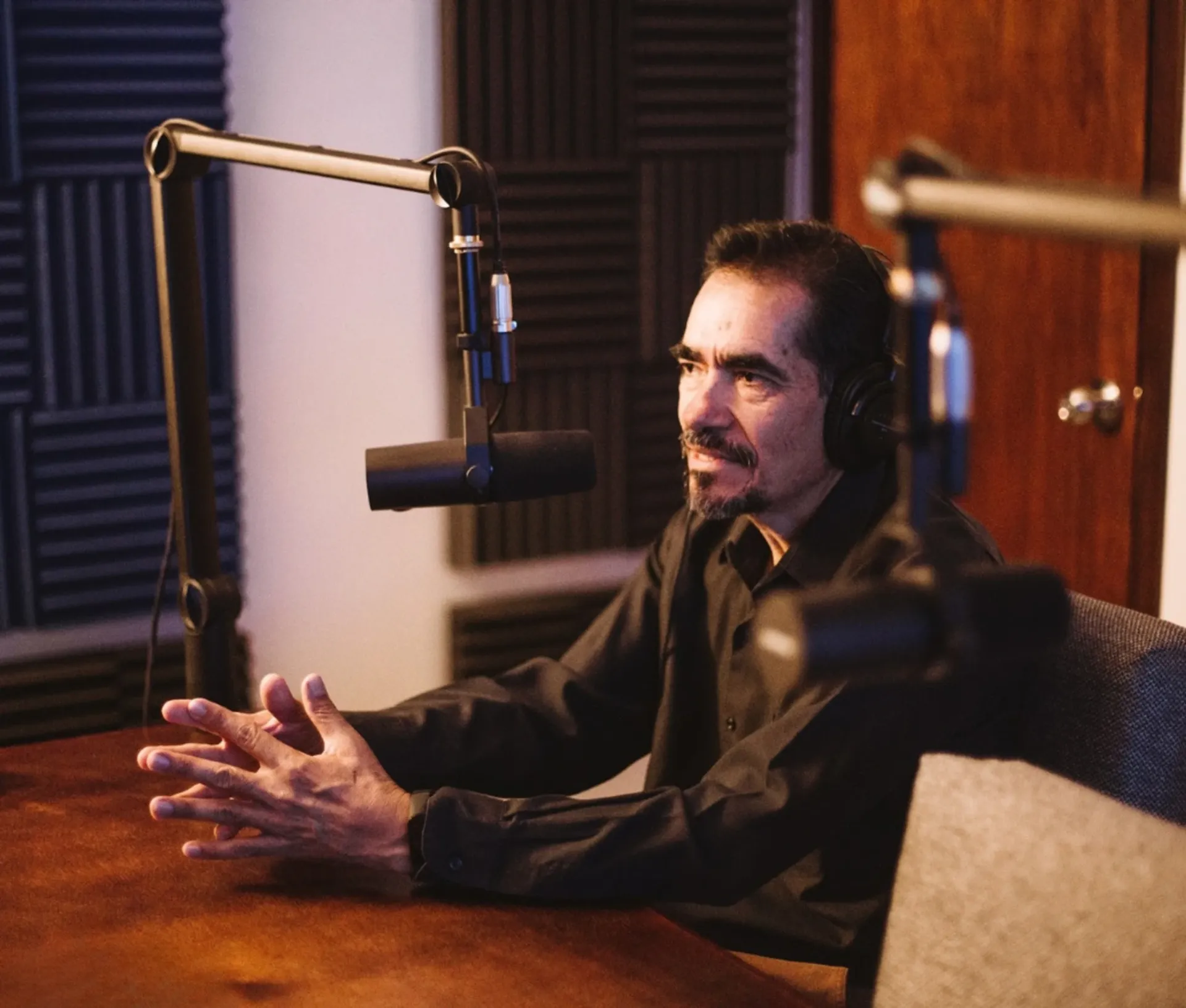 Estudio de grabación de podcast profesional en Guadalajara con micrófonos Shure SM7B, tratamiento acústico y equipo multicámara - Soonus producción de audio y video