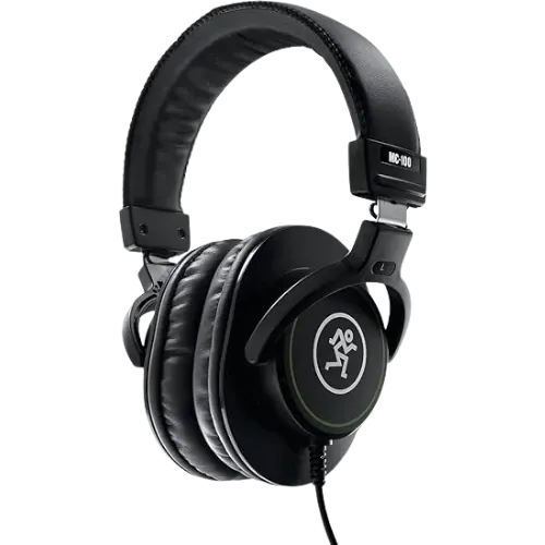 Audífonos de monitoreo profesional Mackie MC100 para control de audio durante grabación de podcast con respuesta de frecuencia plana y aislamiento acústico