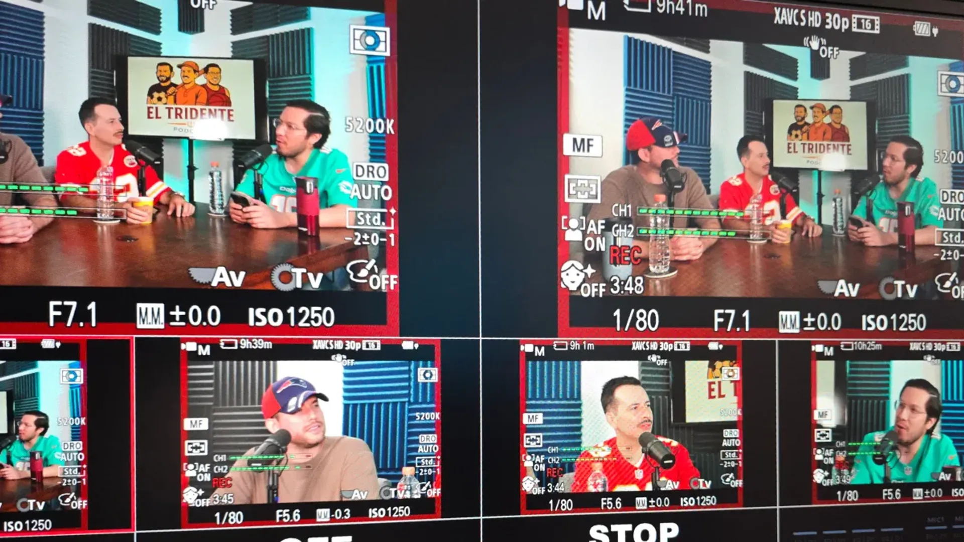 Producción profesional de podcast en video con cámaras Sony ZVE10, iluminación LED y grabación multicámara en estudio Soonus Guadalajara